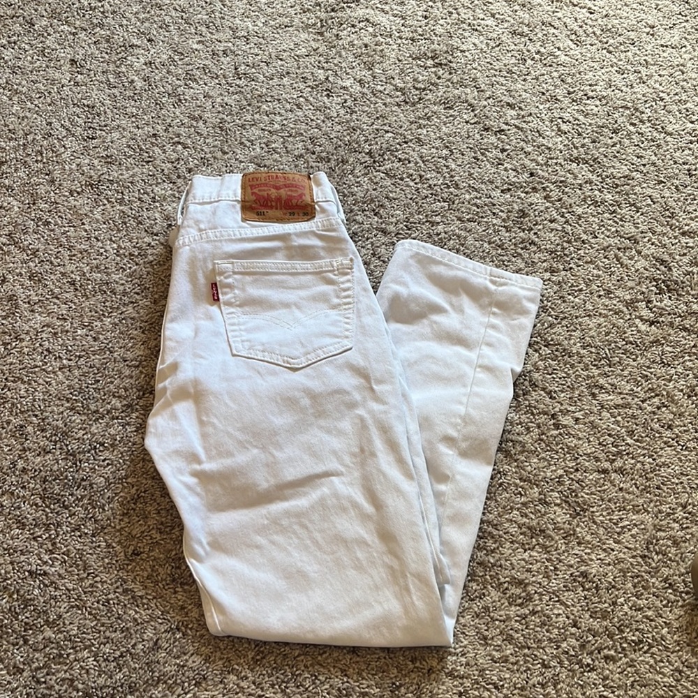 white levi jeans